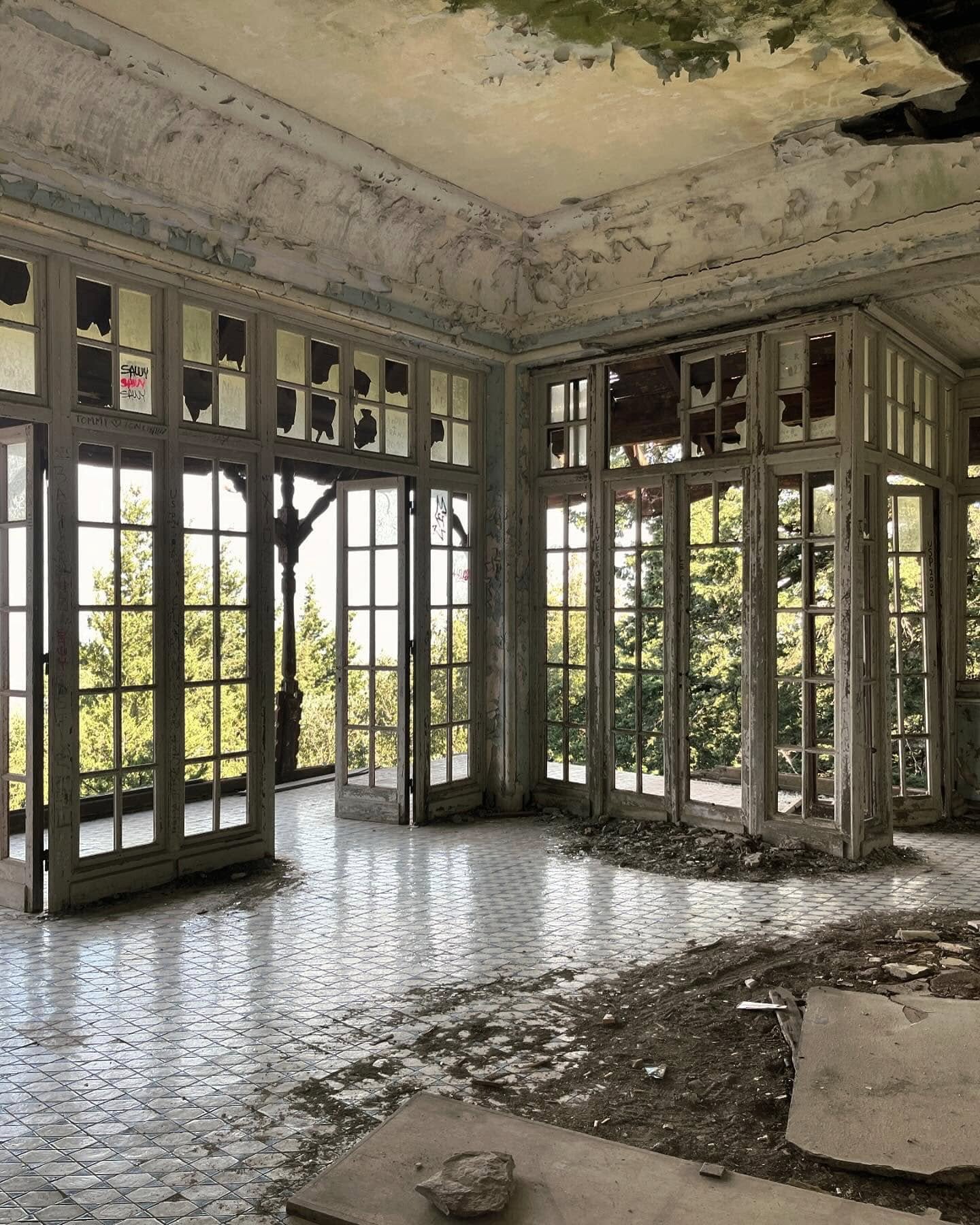 Villa de vecchi ( mussolini’s villa)